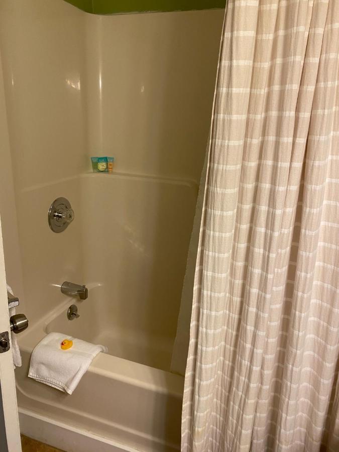 Bristol Suites Екстер'єр фото